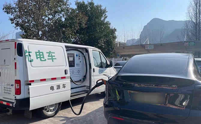 雅江汽车搭电
